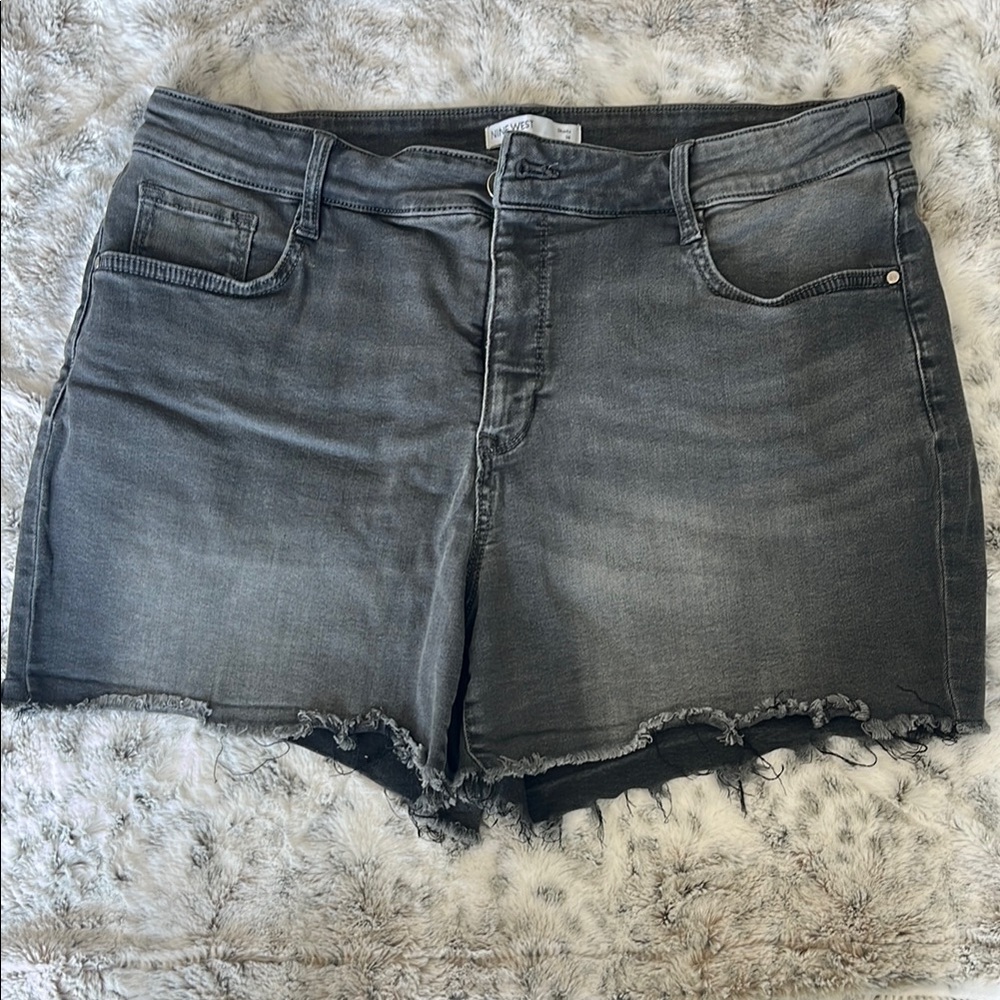 Women's Nine West Faded Black/Gray Denim Shorts, size 14